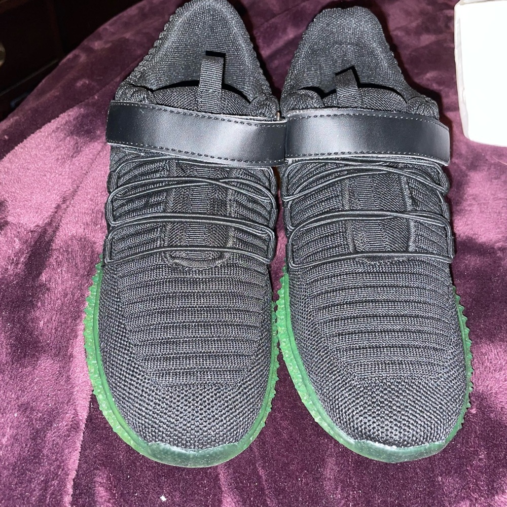 Dream Pairs Boys big kids size 5 black Velcro tennis shoes! Comfy! NIB!
